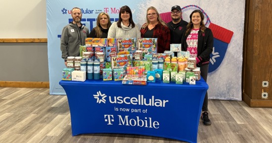 UScellular Spreads Cheer by Donating $5,000 Worth of Holiday Party Supplies to Hope Harbor